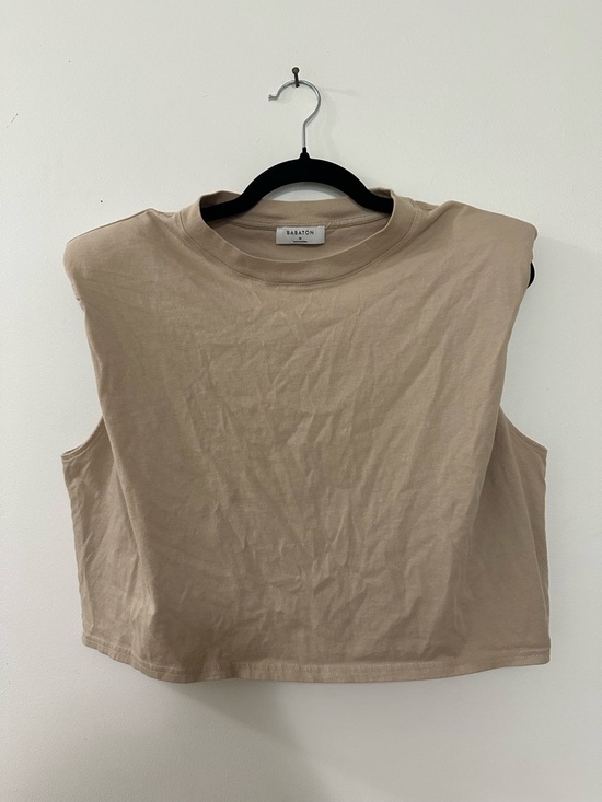 Babaton Tops - Aritzia BABATON Beige Tan Cotton Jersey Shoulder Pad Cropped T-Shirt Sz Medium
